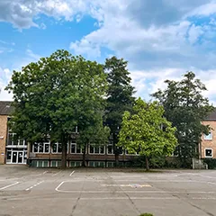 Hauptgebäude Schulhofseite