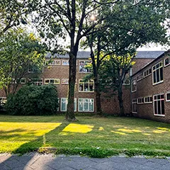 Schulgebäude Detailansicht Rastenburger Str.