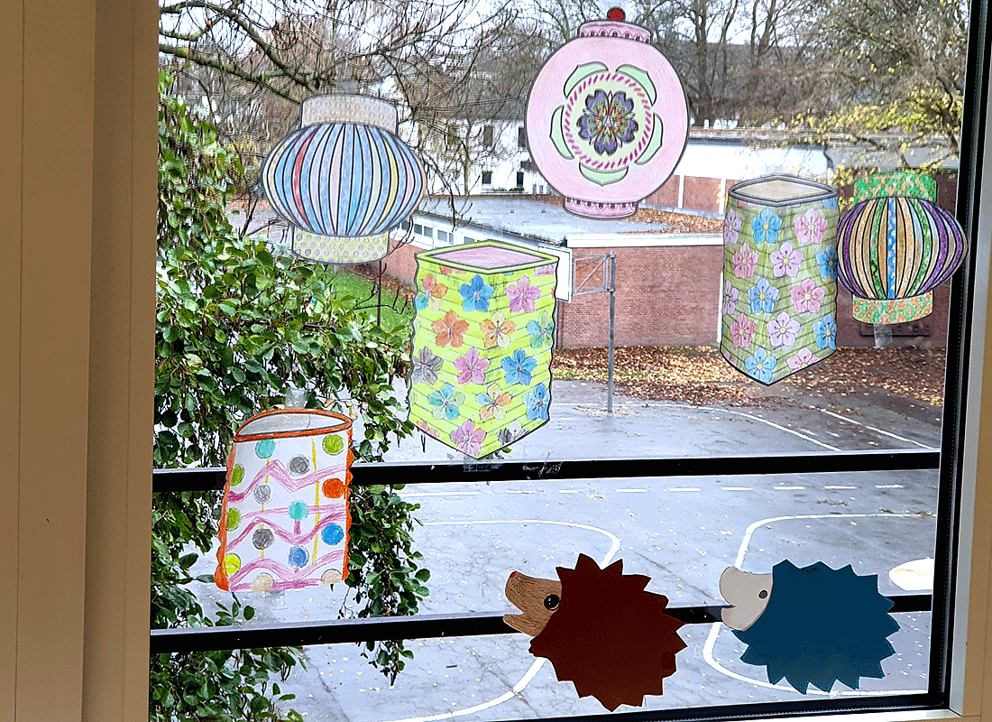  Laternen als Fensterdeko in der Emil-von-Behring-Schule