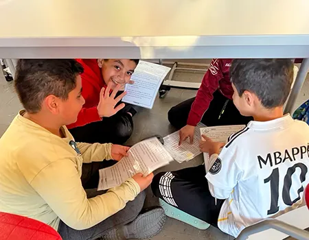 Lesende Kinder in der Kleingruppe