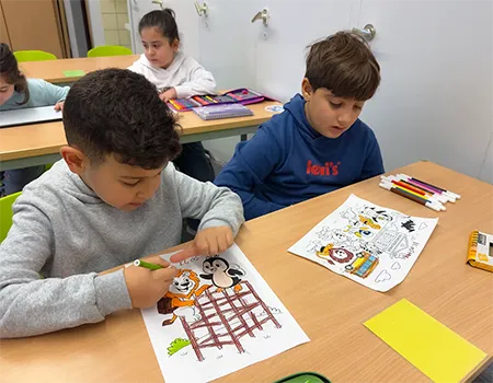 Kinder verschiedener Jahrgänge im Klassenraum