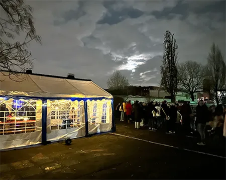 Winterbasar-Zelt und Besucher auf dem Schulhof