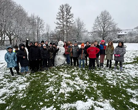Klasse 4b mit Schneemann