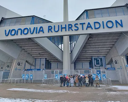 KLasse 4b vor dem Stadion