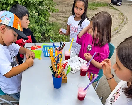 SchülerInnen der Emil-von-Behring-Schule malen beim Sommerfest auf dem Schulhof