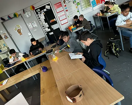 Kinder lesen im Klassenraum