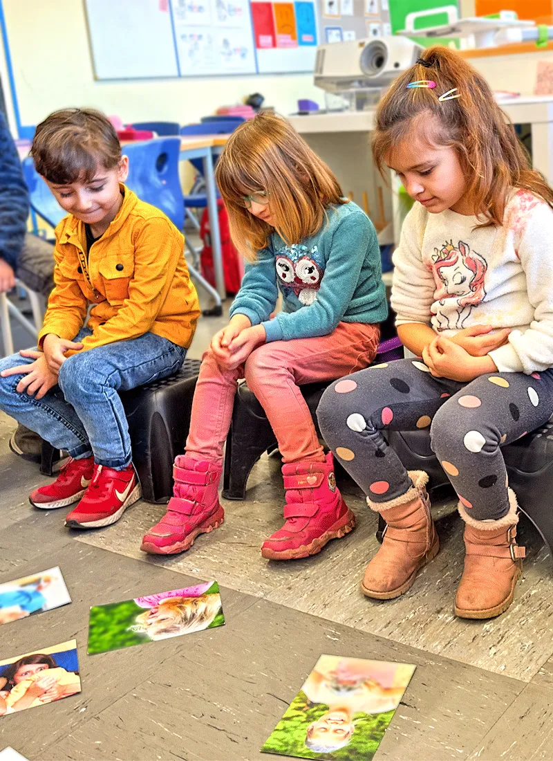 Kinder mit Gefühlskarten