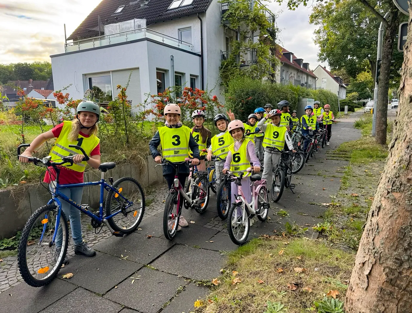 Kinder stehen mit ihren Fahrrädern an einer Hordeler Str.