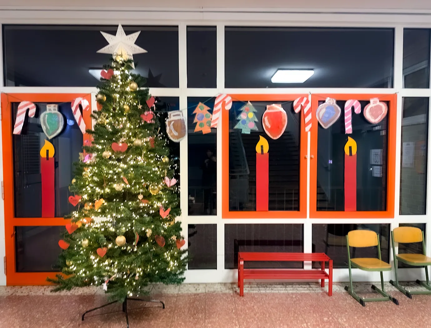 Tannenbaum im Treppenhaus