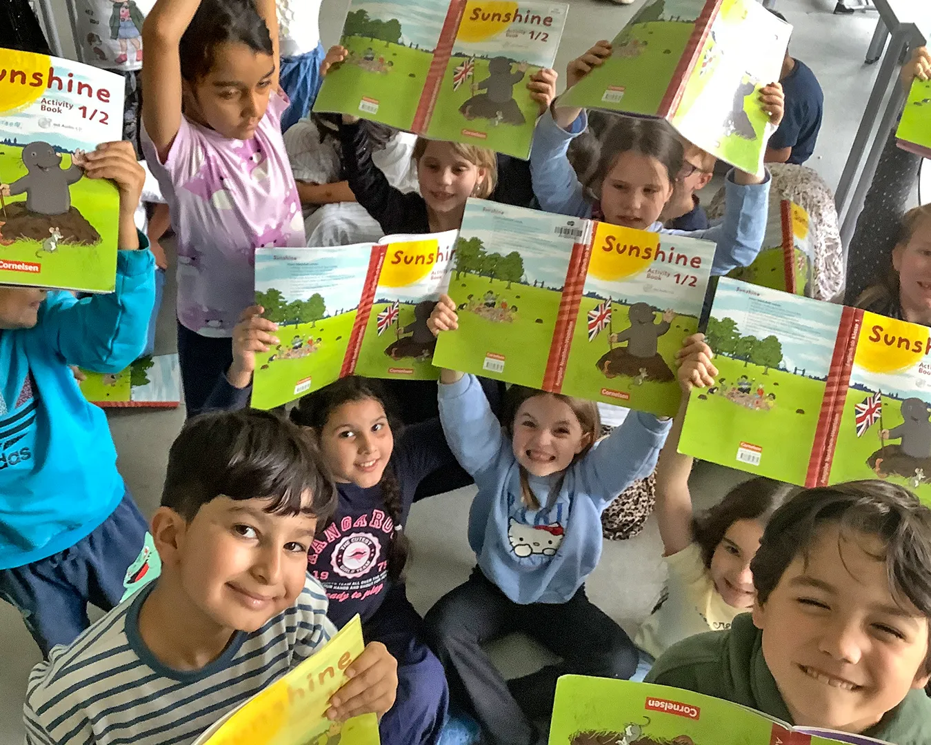 SchülerInnen der Emil-von-Behring-Schule mit Broschüren des Fit Kids Club