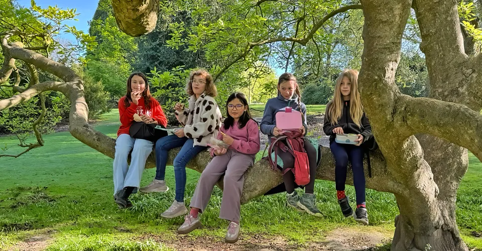 Kinder der Emil-von-Behring-Schule in Bochum Hofstede im Stadtpark