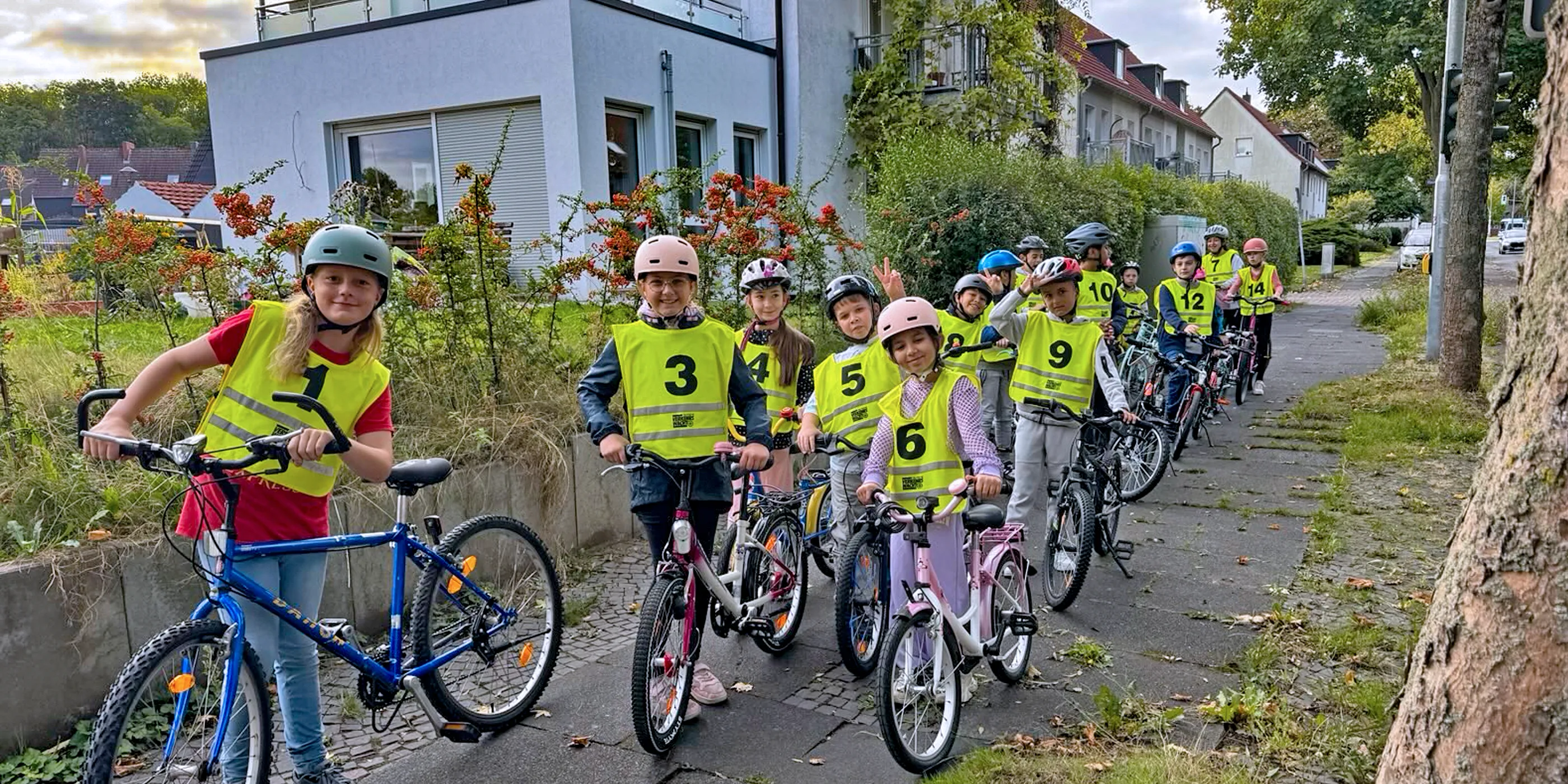 Viertklässler der Emil-von-Behring-Schule in Bochum Hofstede mit ihrem Fahrrad
