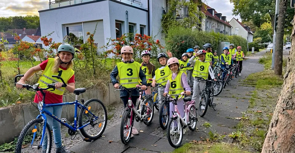 Viertklässler der Emil-von-Behring-Schule in Bochum Hofstede mit ihrem Fahrrad
