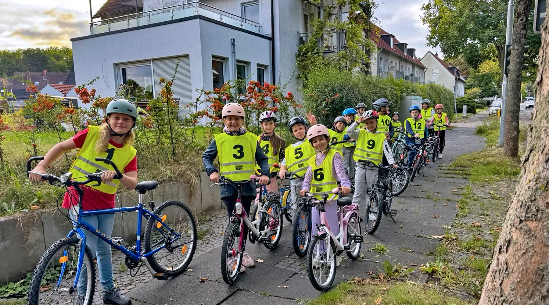 Viertklässler der Emil-von-Behring-Schule in Bochum Hofstede mit ihrem Fahrrad