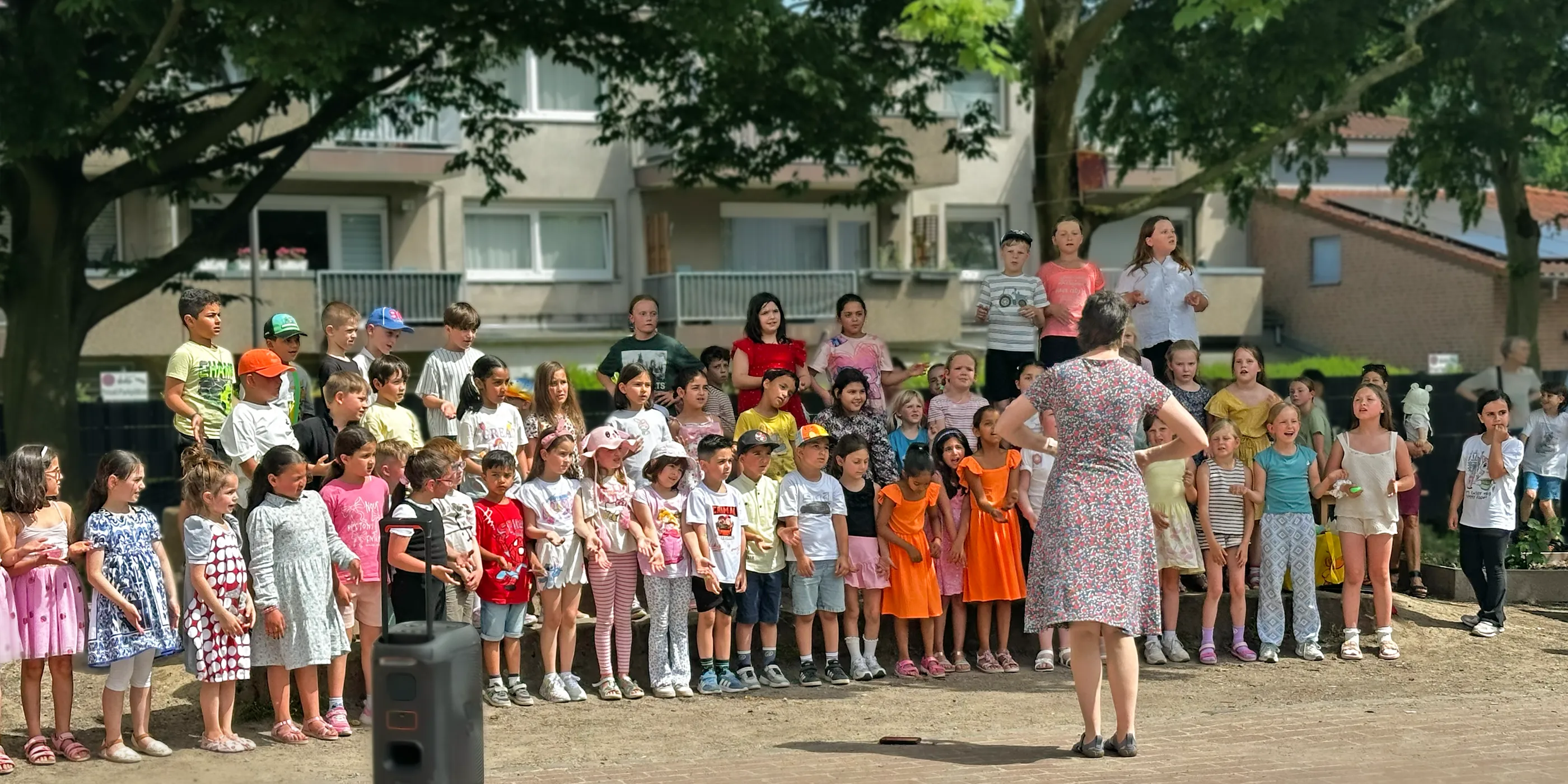 Kinder der Emil-von-Behring-Schule in Bochum Hofstede im Stadtpark